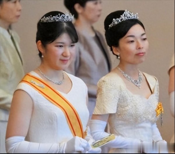 专业实盘配资 日本皇室庆典仪式, 爱子头戴王冠大步走在悠仁前面, 嫡女完胜亲王